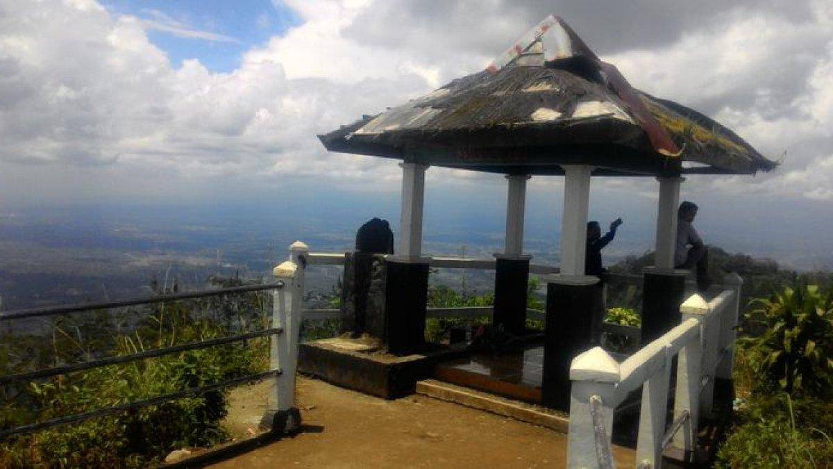 WISATA DI JOGJA - Gardu pandang di Puncak Suroloyo di Pegunungan Menoreh, Kulon Progo, ini jadi tempat wisatawan menyaksikan pemandangan 4 penjuru Yogyakarta.