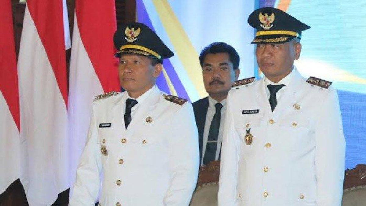 VISI MISI KEPALA DAERAH - Bupati Tulungagung, Gatut Sunu Wibowo (kanan) dan wakilnya, Ahmad Baharudin mengikuti rapat paripurna DPRD Tulungagung, Jawa Timur dengan agenda penyampaian Visi dan Misi Bupati 2025-2030 pada Selasa (4/3/2025) malam di Pendopo Kabupaten. Penyampaian visi-misi di depan DPRD ini dilakukan setelah serah terima jabatan dari purna Pj Bupati ke Bupati baru.