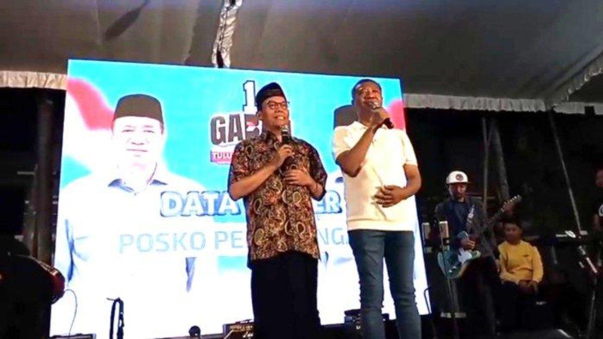 Gatut Sunu Wibowo (kanan), calon bupati Tulungagung nomor urut 1 saat menyampaikan pidato kemenangannya