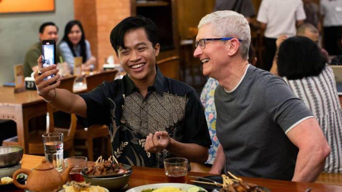 Gaya berpakaian CEO Apple, Tim Cook (1)