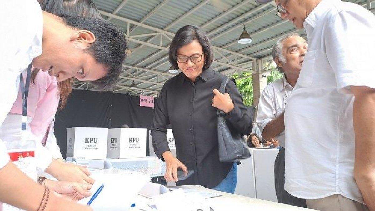 Gaya kasual Menkeu Sri Mulyani saat mencoblos di TPS
