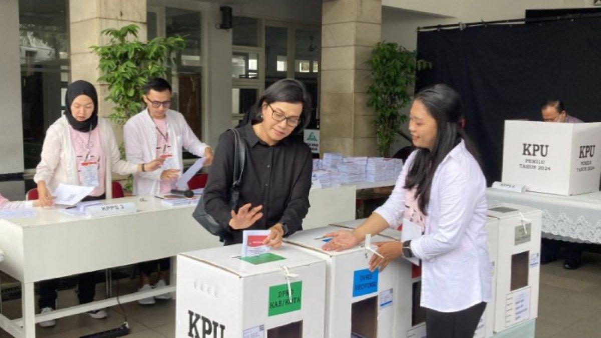 Gaya kasual Menkeu Sri Mulyani saat mencoblos di TPS