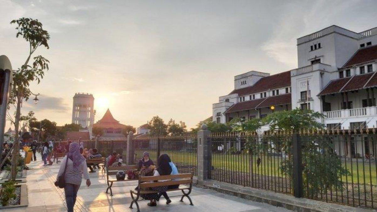 WISATA TEGAL - Masyarakat menikmati suasana sore di kawasan Jalan Pancasila Kota Tegal, sembari ngabuburit, Jumat (16/4/2021). Gedung Birao Tegal berada di jantung kota.
