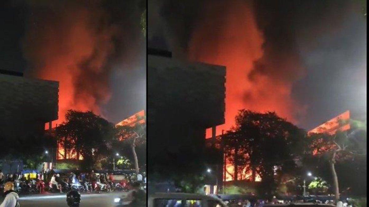 Gedung Museum Nasional Terbakar: Lokasi kebakaran dikabarkan ini di Kelurahan Gambir, Kecamantan Gambir, Jakarta Pusat, Sabtu (16/9/2023) malam.