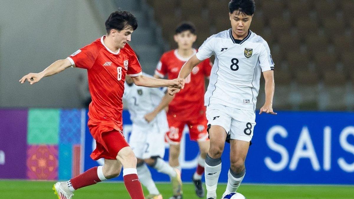 TIMNAS INDONESIA - Gelandang Timnas U17 Indonesia Nazriel Alvaro hampir tak tergantikan di lini tengah tim assuhan Nova Arianto menyelesaikan tiga laga Grup C Piala Asia U17 2025 dengan kemenangan. Indonesia kalahkan Afghanistan, Jumat (11/4/2025) dini hari di Prince Abdullah Al faisal, Jeddah.