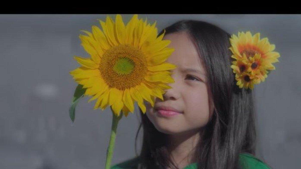 Gempi sebagai model video klip lagu Gala Bunga Matahari Sal Priadi.