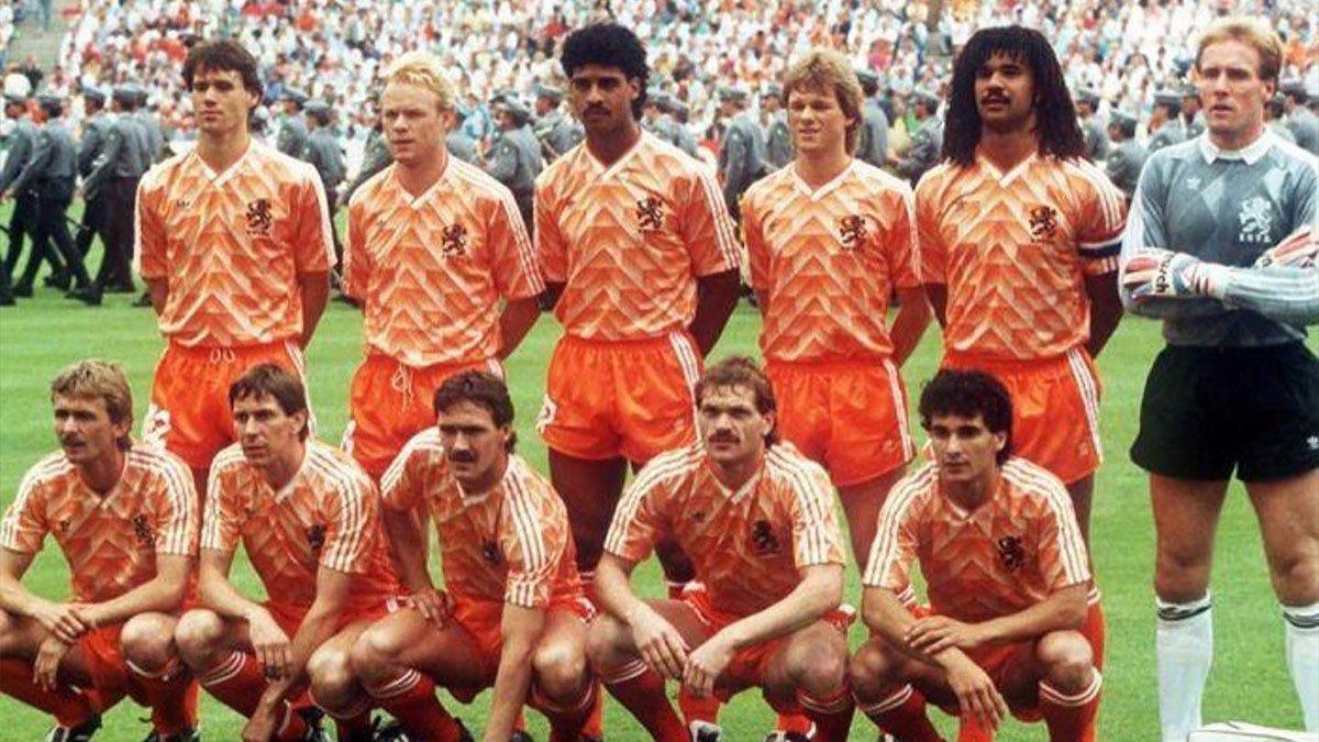 Gerald Vanenburg (jongkok paling kanan) saat masih menjadi pemain Timnas Belanda.