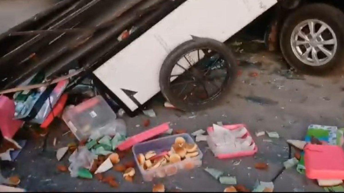 Gerobak kue ditabrak mobil di Makassar, dagangan kocar-kacir, penjual pilu