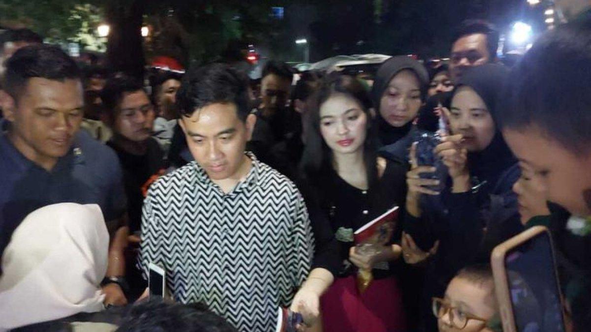 Gibran Rakabuming Raka dan Selvi Ananda di Car Free Night (CFN) Kota Solo, Minggu (31/12/2023).