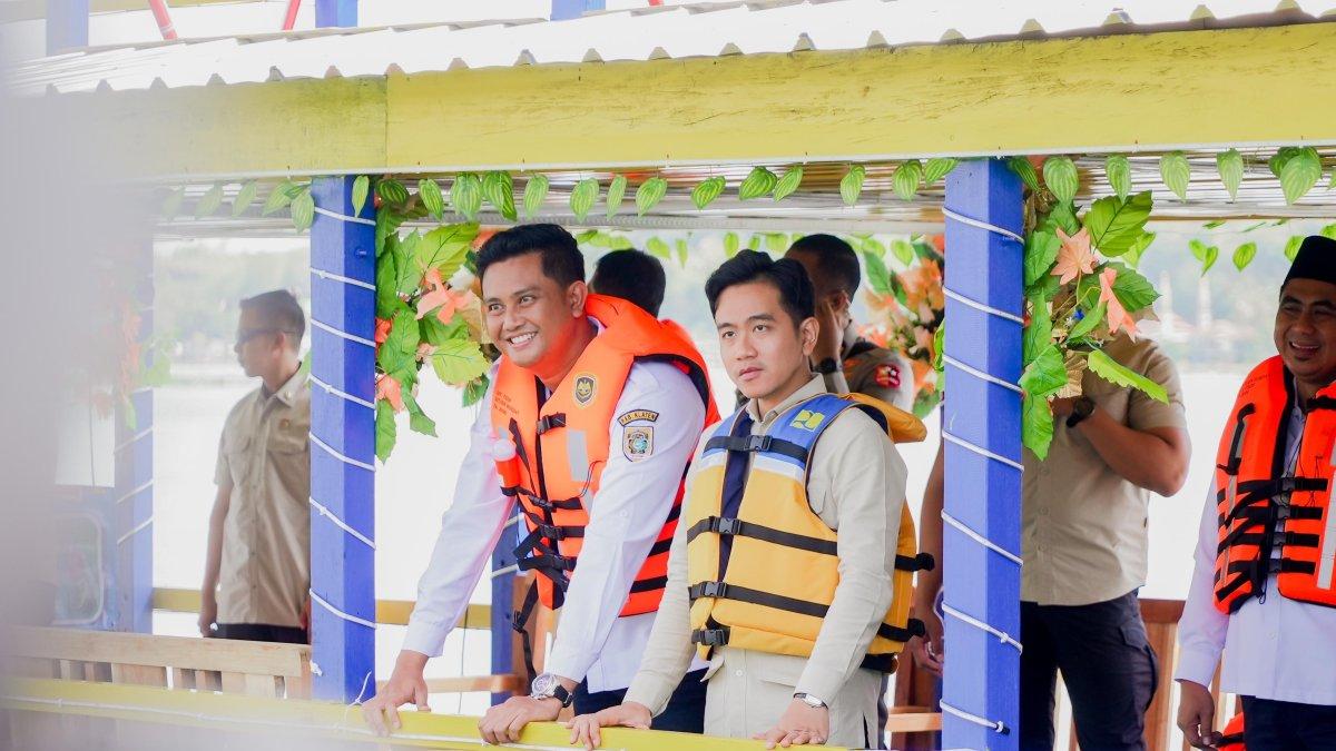 GIBRAN KE KLATEN - Gunakan perahu wisata, Wapres Gibran didampingi Wagub Jateng Taj Yasin, serta Bupati Hamenang