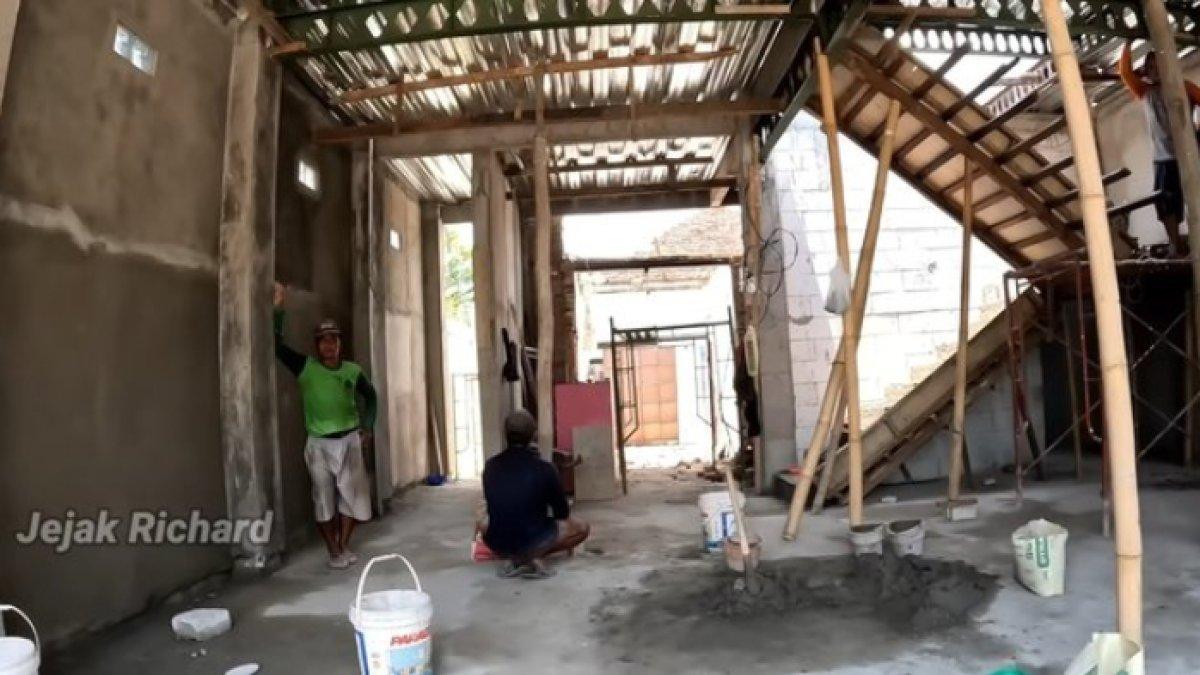 Gilga Sahid tampaknya memilih desain rumah dua lantai