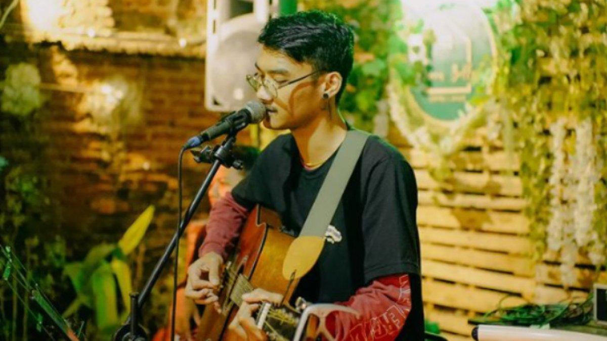 Gilga aktif bernyayi di cafe