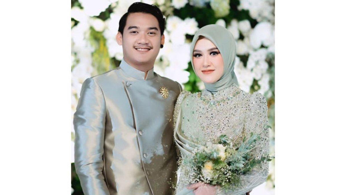 Gilga dan Happy dalam balutan baju warna sage