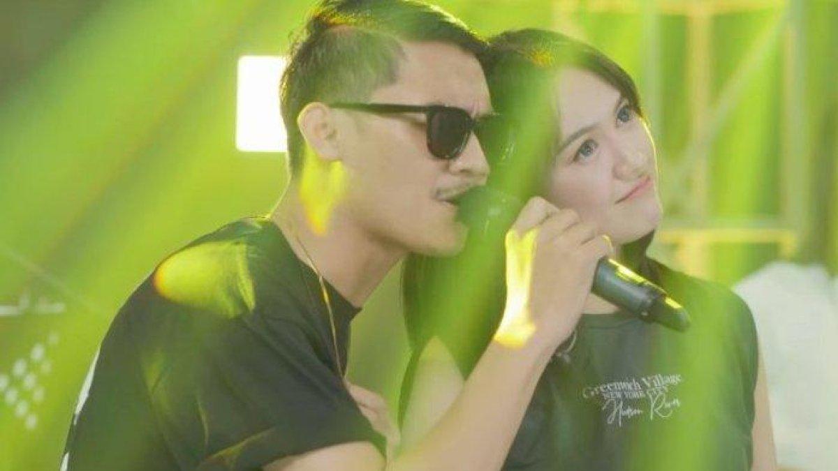 Gilga dan Happy kerap pamer keromantisan