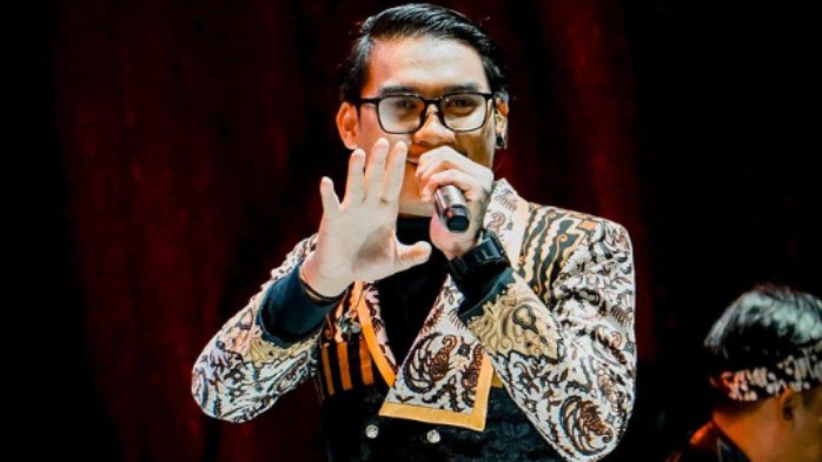 Gilga sukses sebagai penyanyi dan mampu membangun rumah mewah