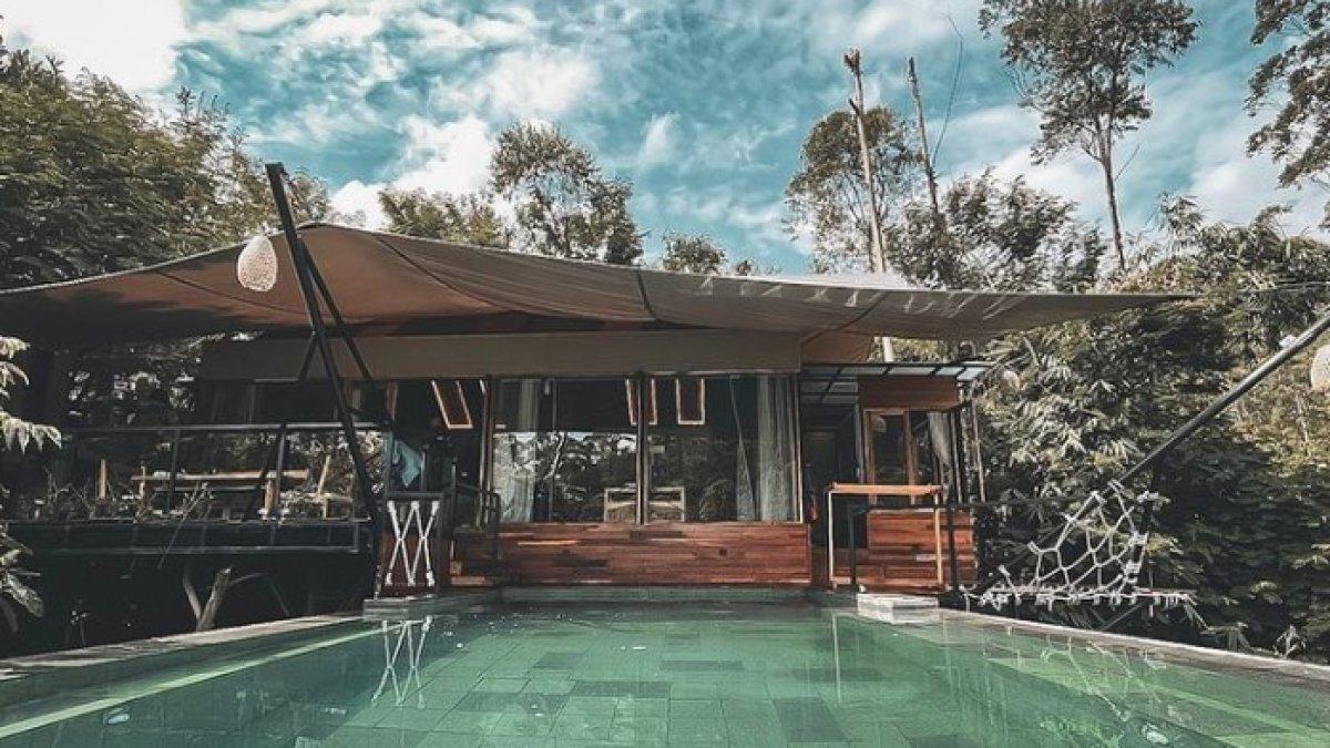 WISATA MENARIK - Potret Glamping Legok Kondang Lodge disadur dari Kompas.com pada Senin (12/5/2025). Glamping Legok Kondang Lodge ada di Ciwidey, Kabupaten Bandung, Jawa Barat.