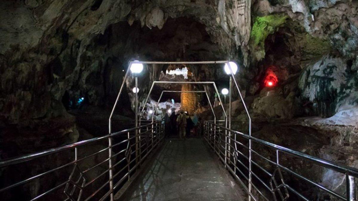 WISATA ALAM - Potret jalan masuk ke dalam Goa Jatijajar, Kebumen, Jawa Tengah disadur dari Kompas.com pada Selasa (4/3/2025). Goa Jatijajar ditemukan oleh seorang petani pada tahun 1802.