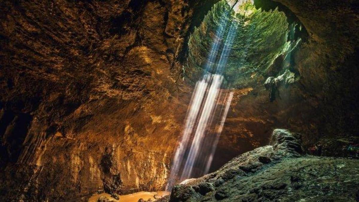WISATA DI JOGJA - Goa Jomblang berlokasi di Jetis, Pacarejo, Semanu, Gunung Kidul, Daerah Istimewa Yogyakarta.