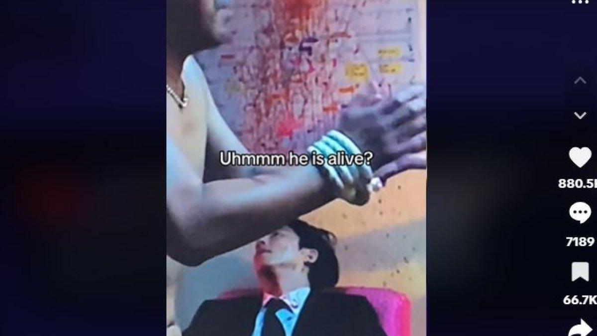 Gong Yoo membuka mata setelah sebelumnya diceritakan tewas dengan mata tertutup.