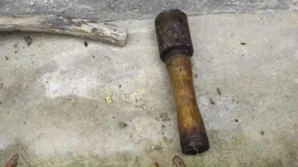 Granat tangan yang digunakan nenek di China sebagai palu.