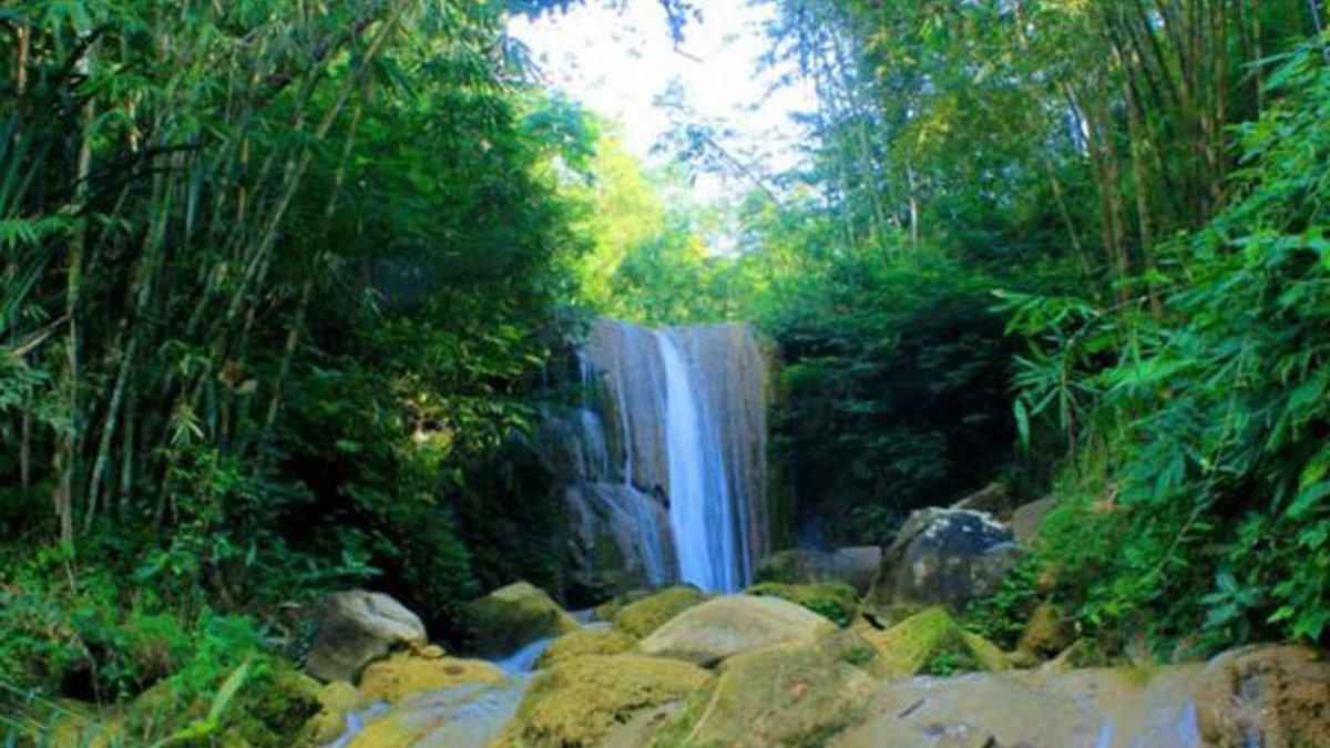 WISATA DI JOGJA - Grojogan Sewu di Kabupaten Kulon Progo, DI Yogyakarta.