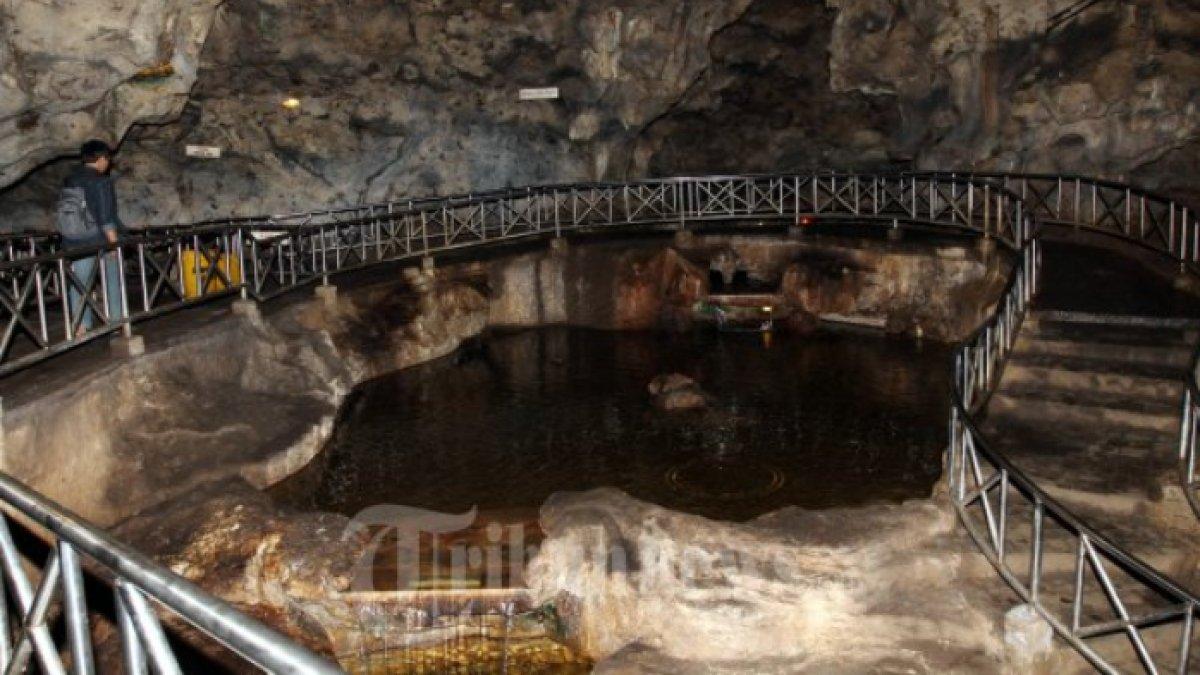 WISATA ALAM - Suasana di dalam Gua Akbar yang menakjubkan bagi pengunjung, Selasa (31/7/2012). Gua Akbar berada di Tuban, Jawa Timur.