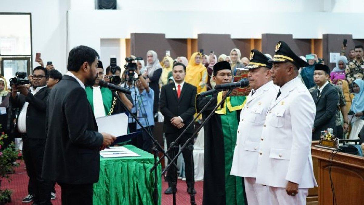 SOSOK KEPALA DAERAH - Gubernur Aceh Mualem saat lantik Bupati dan Wakil Bupati Nagan Raya masa jabatan 2025-2030.
