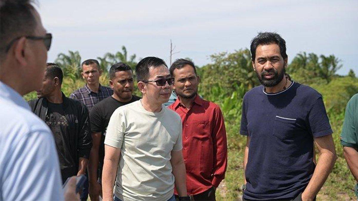 100 HARI KERJA - Gubernur Aceh, Muzakir Manaf bersama investor asal Jakarta meninjau lahan tempat pembangunan pabrik rokok yang berada di pinggir Jalan Elak di Gampong Paya Gaboh, Kecamatan Sawang, Kabupaten Aceh Utara, Senin (10/3/2025). Dalam hal ini, Pemerintah Aceh mendukung penuh kegiatan usaha yang berjalan di Aceh.