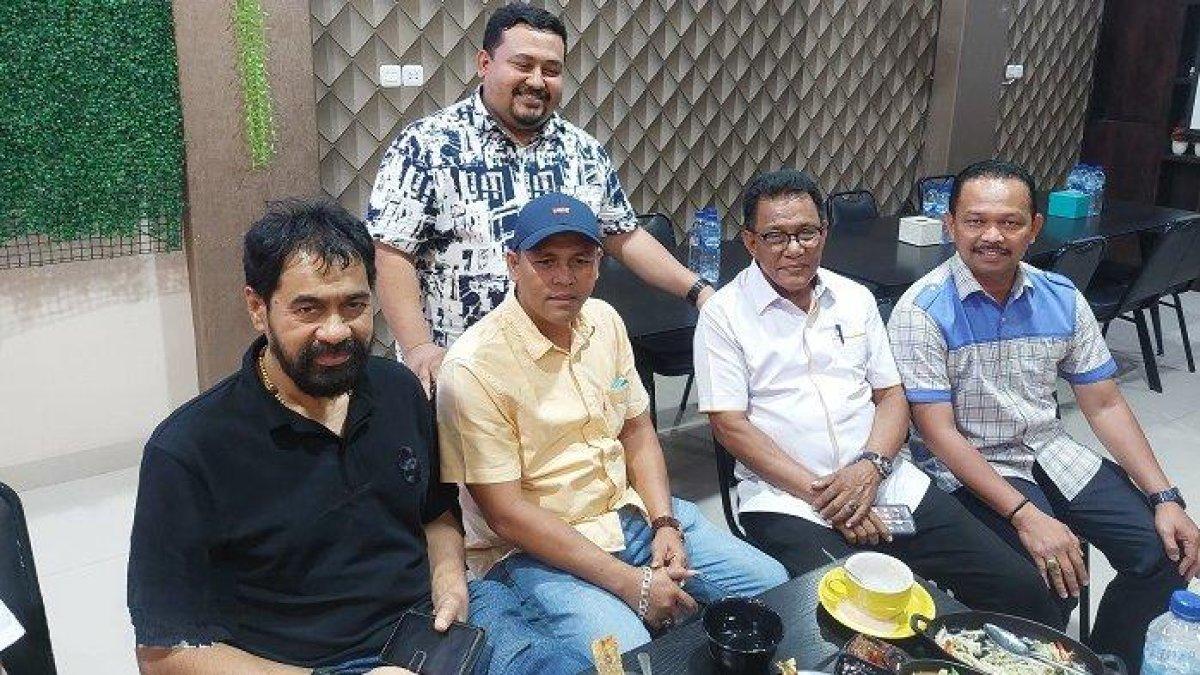 100 HARI KERJA - Gubernur Aceh Muzakir Manaf atau Mualem bersama Ketua DPRK Aceh Tamiang, Fadlon (kanan) saat transit di Aceh Tamiang, Senin (14/4/2025) malam. Salah satu topik diskusi yang diangkat mengenai pembentukan Koperasi Merah Putih.