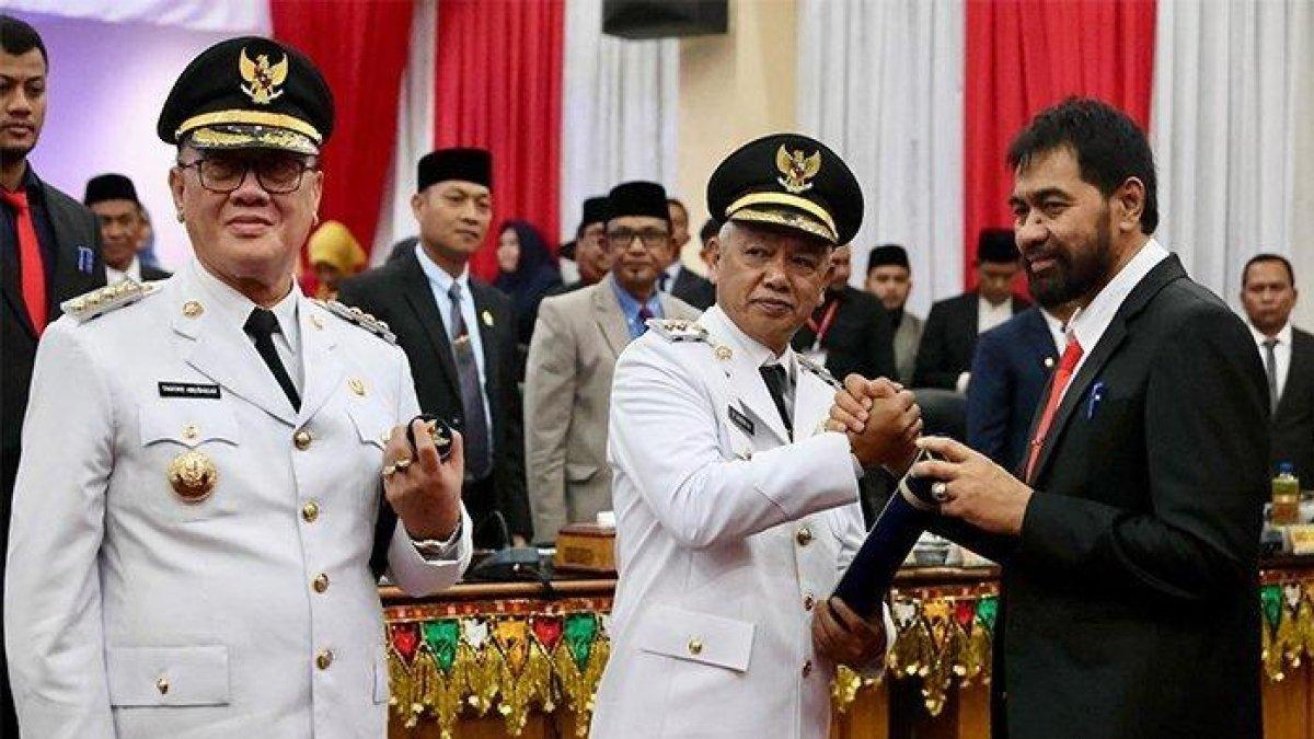 PELANTIKAN - Gubernur Aceh, Muzakir Manaf melantik Tagore Abu Bakar dan Armia sebagai Bupati dan Wakil Bupati Bener Meriah, di Ruang Rapat Paripurna DPRK setempat, Selasa (18/2/2025). Gubernur berharap Tagore dan Armia dapat membuktikan kepercayaan masyarakat dengan kerja nyata dan pembangunan berkelanjutan di Bener Meriah.