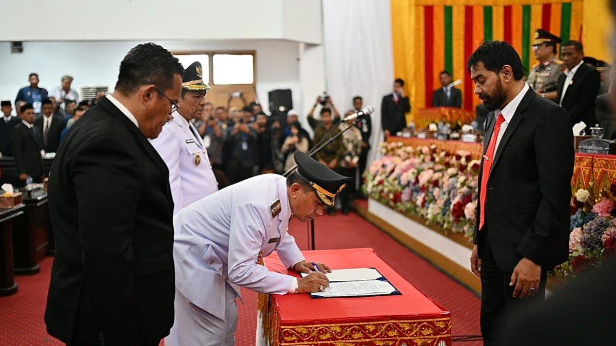 PROFIL WAKIL BUPATI - Gubernur Aceh Muzakir Manaf, mengambil Sumpah Jabatan dan melantik H. Sibral Malasyi, MA. S.Sos, sebagai Bupati Pidie Jaya, dan Hasan Basri, ST, MM, sebagai Wakil Bupati Pidie Jaya periode 2025-2030 pada Rapat Paripurna DPRK Pidie Jaya, di Gedung DPRK Pidie Jaya, Meureudu, Selasa, (18/2/2025).