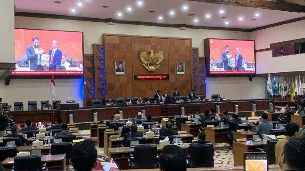 100 HARI KERJA - Gubernur Aceh, Muzakir Manaf, menyerahkan Laporan Keterangan Pertanggungjawaban (LKPJ) Tahun Anggaran 2024 kepada Ketua DPRA, Zulfadli. LKPJ itu diserahkan dalam Sidang Paripurna DPRA, di Gedung DPRA, Banda Aceh, Selasa (15/4/2025).