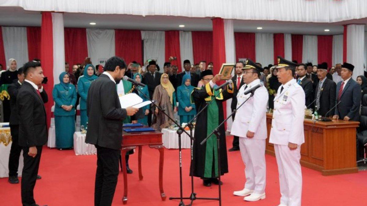 PELANTIKAN WALI KOTA - Gubernur Aceh Muzakir Manaf secara resmi melantik Zulkifli H. Adam dan Suradji Junus sebagai Wali Kota dan Wakil Wali Kota Sabang Periode 2025-2030, dalam Rapat Sidang Paripurna Istimewa DPRK Sabang, pada Sabtu (14/6/2025).