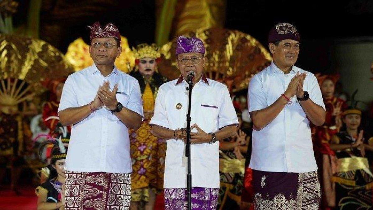 GUBERNUR BALI - Gubernur Bali, Wayan Koster (tengah) mengucapkan terima kasih atas dukungan masyarakat Buleleng pada Pilkada 2024. Ia menegaskan akan mendukung penuh semua pembanguna infrastruktur dari Bupati Buleleng.