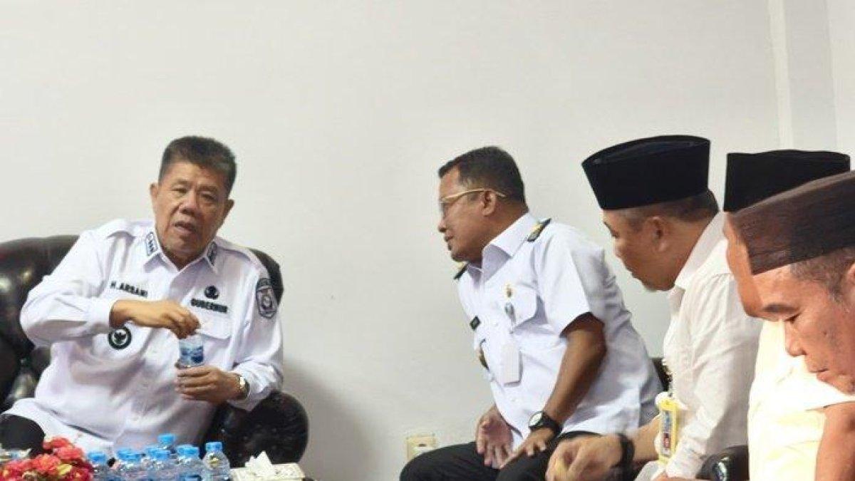 100 HARI KERJA - Gubernur Bangka Belitung Hidayat Arsani saat bertemu dengan Wakil Bupati Belitung Syamsir ketika kunjungan kerja di Belitung, Rabu (21/5/2025).