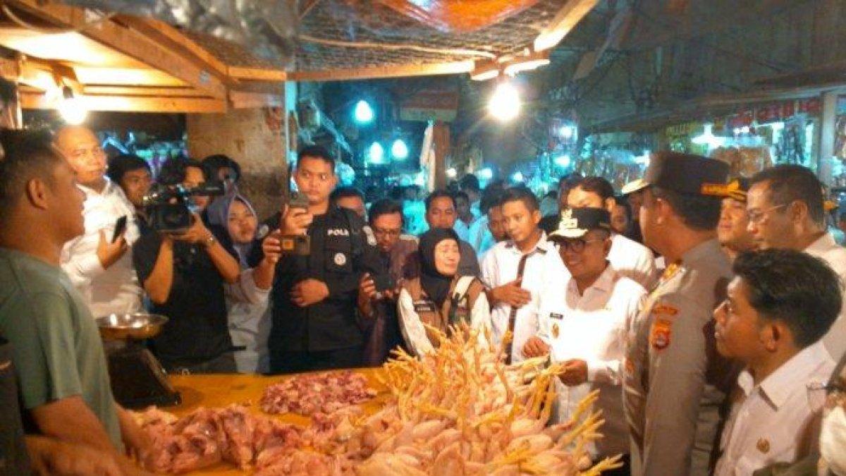 100 HARI KERJA - Gubernur Banten Andra Soni bersama Kapolda Banten Irjen Pol Suyudi Ario Seto saat meninjau harga bahan pokok di Pasar Rau, Kota Serang, Rabu (12/3/2025).