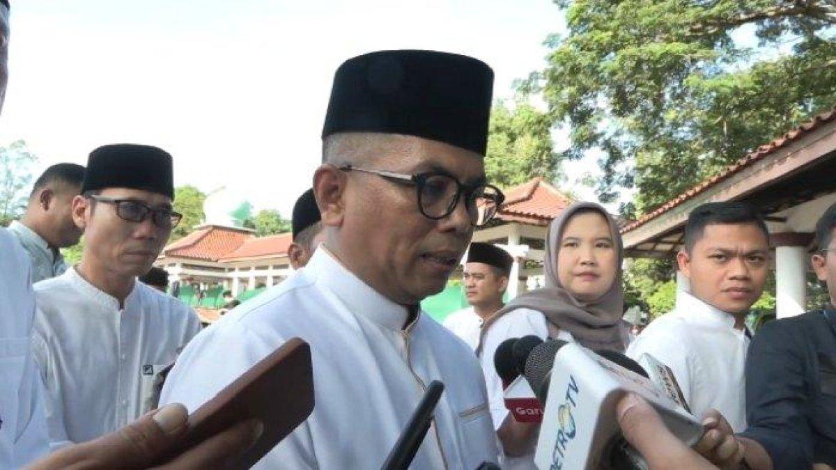 100 HARI KERJA - Gubernur Banten Andra Soni saat ditemui usai melaksanakan sholat Idul Fitri di Alun-alun Barat Kota Serang, Senin (31/3/2025).