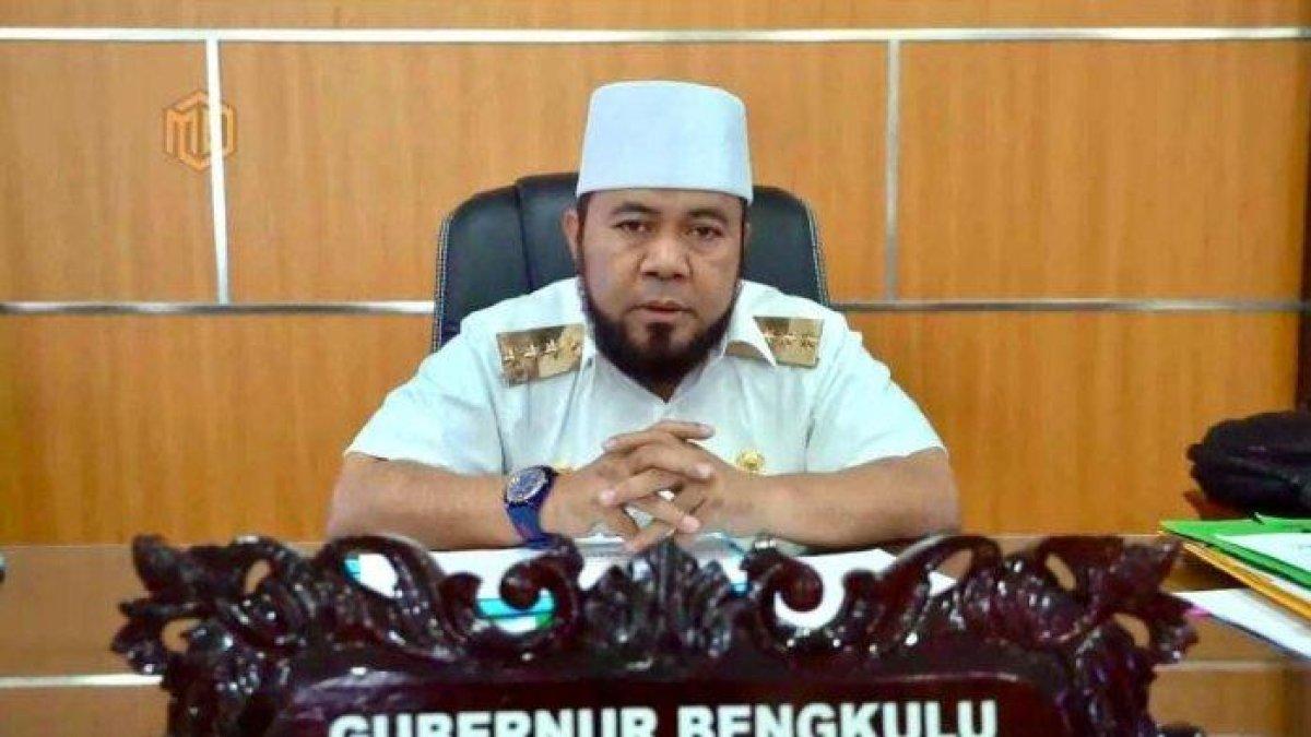100 HARI KERJA - Gubernur Bengkulu Helmi Hasan, Selasa (20/5/2025). Warga Bengkulu kini bisa pinjam gratis mobil dan rumah dinas Gubernur Helmi Hasan untuk resepsi dan bulan madu. Prioritas untuk yang kurang mampu.