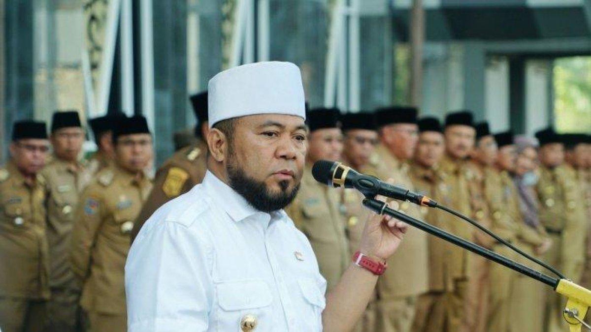 100 HARI KERJA - Gubernur Bengkulu Helmi Hasan melarangan siswa untuk membawa kendaraan pribadi ke sekolah. Kebijakan siswa dilarang bawa motor ke sekolah mendapat respon dari pelajar.