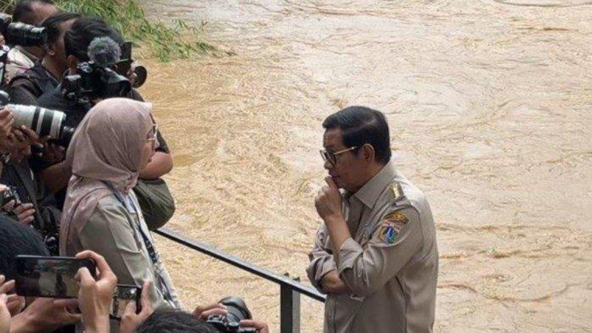 BANJIR DI JAKARTA - Gubernur DKI Jakarta Pramono Anung saat meninjau Pintu Air Manggarai yang berlomasi di Kecamatan Menteng, Jakarta Pusat, Selasa (4/3/2025).