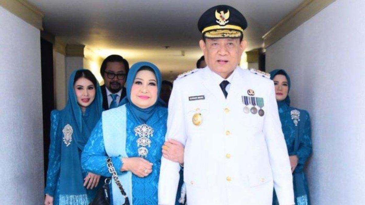 GUSNAR DAN ISTRI - Gubernur Gorontalo Gusnar Ismail bersama Ketua TP-PKK Provinsi saat berjalan menuju lokasi pelantikan.