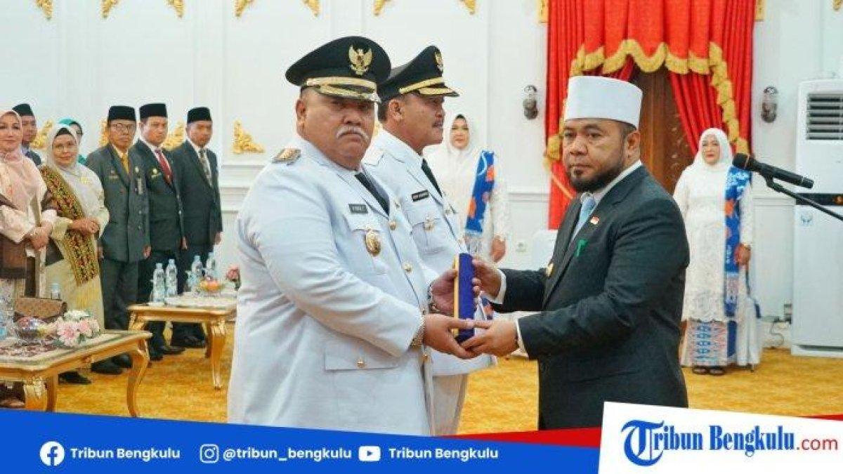 PELANTIKAN - Gubernur Helmi Hasan melantik Bupati dan Wakil Bupati Bengkulu Selatan Rifai dan Yevri Sudianto pada Rabu (11/6) di Balai Raya Semarak Bengkulu.