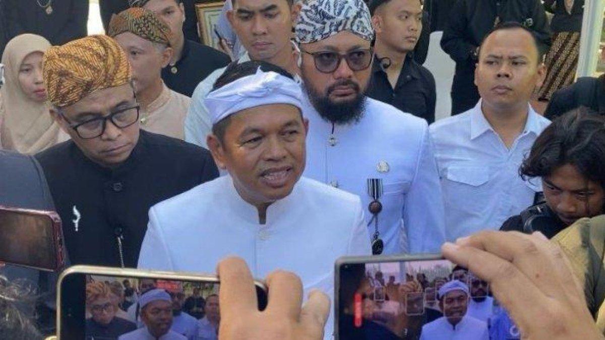 100 HARI KERJA - Gubernur Jabar, Dedi Mulyadi, saat memberikan keterangan di Rindam III Siliwangi, Kota Bandung, Jumat (2/5/2025). - Mendapati kritikan dari KPAI dan Komnas HAM soal program pendidikan militer-nya, Gubernur Jawa Barat, Dedi Mulyadi memberikan jawaban menohok.
