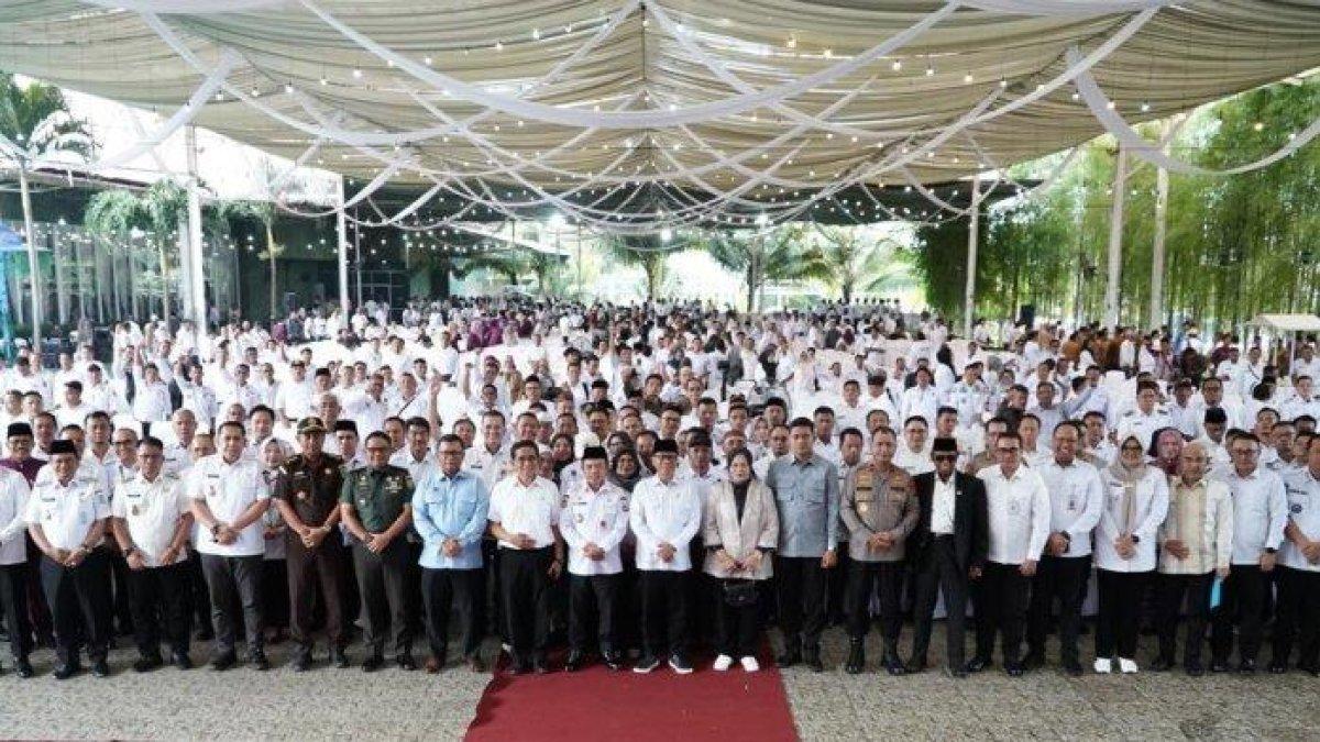 100 HARI KERJA - Gubernur Jambi Al Haris bersama Menteri Desa, Pembangunan Daerah Tertinggal, dan Transmigrasi (Mendes PDTT) Yandri Susanto menghadiri sosialisasi dan rapat koordinasi percepatan pembentukan Koperasi Merah Putih tingkat desa dan kelurahan di Ev Garden, Kota Jambi, Rabu (28/5/2025).