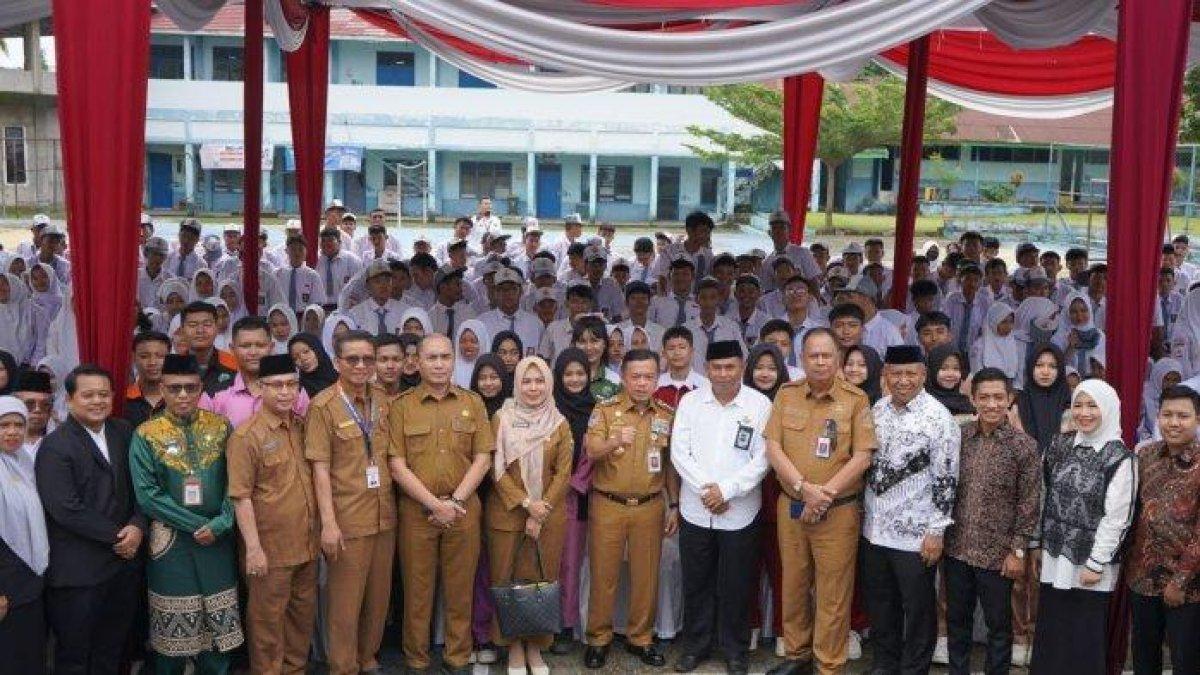 100 HARI KERJA - Al Haris saat menjadi pembicara dalam Talk Show bertema maraknya judi online di kalangan pelajar yang digelar di SMK PGRI 2 Jambi, Senin (19/5/2025).
