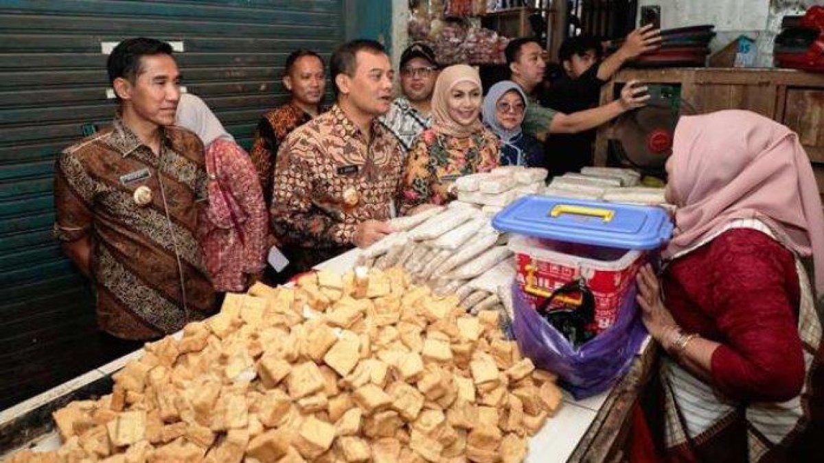 REVITALISASI PASAR BOJA - Gubernur Jateng Ahmad Luthfi berdialog dengan pedagang di Pasar Boja Kabupaten Kendal, Jumat (7/3/2025). Dalam dialog tersebut para pedagang meminta pasar tersebut dilakukan revitalisasi.