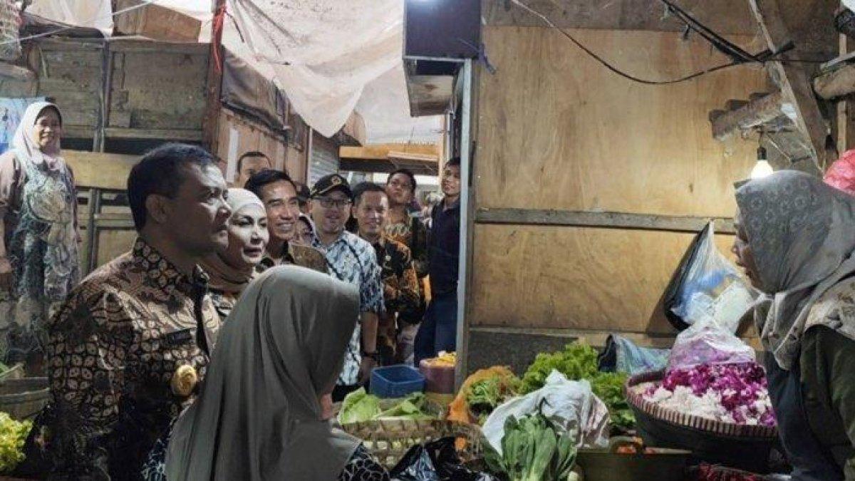 REVITALISASI PASAR BOJA - Gubernur Jateng Ahmad Luthfi bersama bupati dan wakil bupati Kendal mendengarkan keluh kesah pedagang di Pasar Boja Kendal. Lebih dari 5 tahun, atap di pasar tersebut tak kunjung diperbaiki.