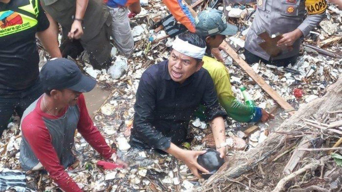 KONTEN KREATOR - Gubernur Jawa Barat, Dedi Mulyadi (kemeja hitam) turun membersihkan sampah di Sungai Cipalabuan, Kecamatan Palabuhanratu, Kabupaten Sukabumi pasca banjir bandang, Sabtu (8/3/2025). Dedi Mulyadi dikenal sebagai kepala daerah yang aktif membuat konten untuk diposting di sosial media. Dari konten-konten yang diunggah di akun YouTube miliknya Dedi meraup pendapatan hingga Rp 342 juta per hari,
