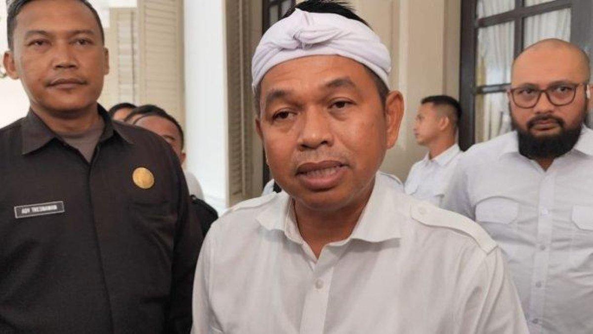 100 HARI KERJA - Gubernur Jawa Barat, Dedi Mulyadi, saat diwawancarai di Kantor Gubernur Bale Jaya Dewata di Cirebon, Rabu (7/5/2025).