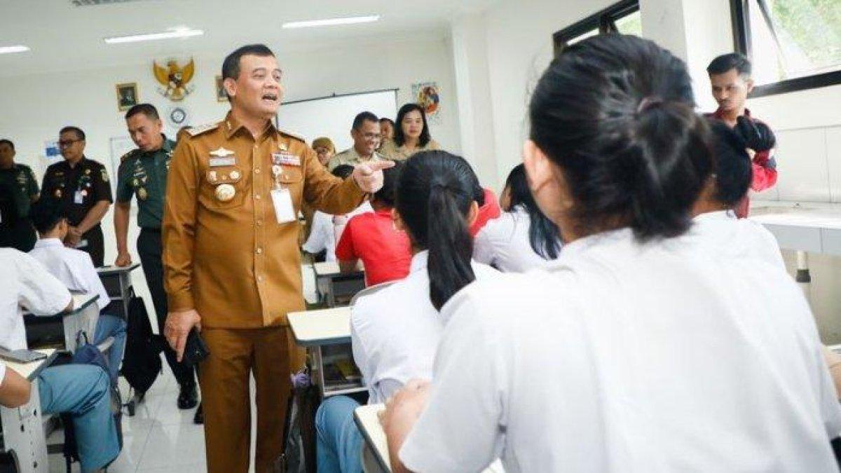 100 HARI KERJA - Gubernur Jawa Tengah, Ahmad Lutfhi saat mengunjungi salah satu SMAN/SMKN di Semarang, Jawa Tengah.